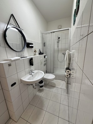 Douche, articles de toilette gratuits, sèche-cheveux