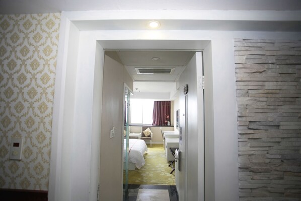 مكتب وستائر تعتيم وواي فاي مجانًا