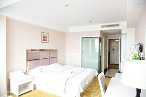 مكتب وستائر تعتيم وواي فاي مجانًا