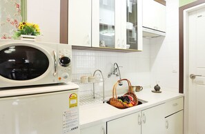 Room (Sunshine) | Private kitchenette | Fridge, microwave, stovetop, cookware/dishes/utensils - Uljin Valley Story Pension (Uljin)