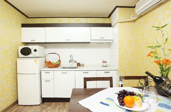 Room (Sunset) | Private kitchenette