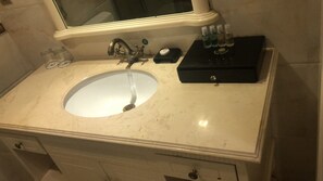 Deluxe Double Room | Bathroom