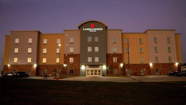 Et Candlewood Suites hotel med facade i mursten, flere vinduer og en central indgang.