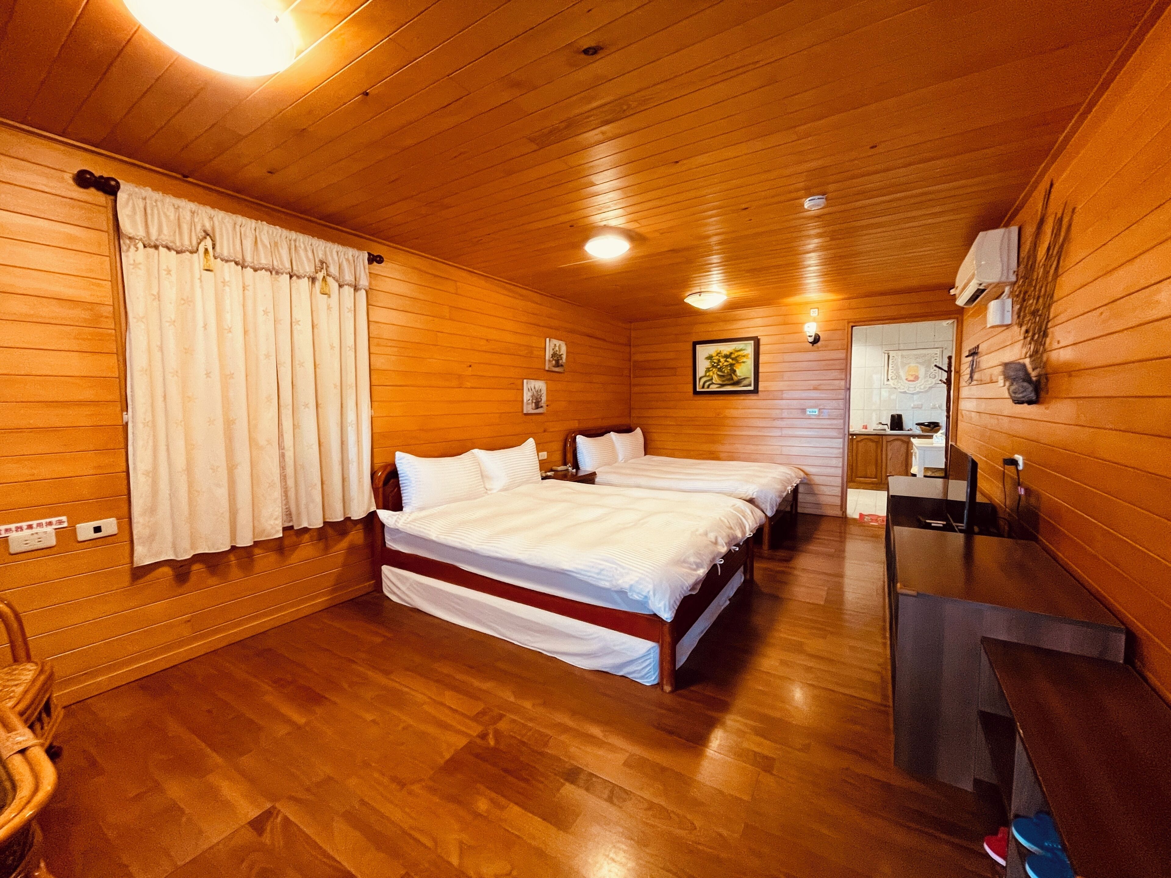 Deluxe Quadruple Room | Blackout drapes, free WiFi