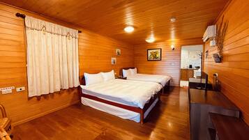 Deluxe Quadruple Room | Blackout drapes, free WiFi