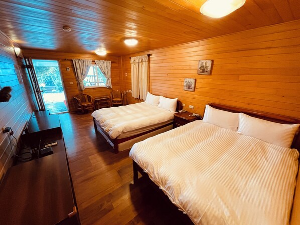 Deluxe Quadruple Room | Blackout drapes, free WiFi