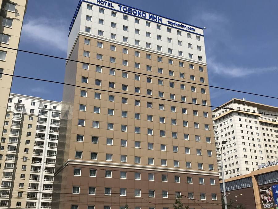 Un hotel de varios pisos con un letrero llamativo en la parte superior.