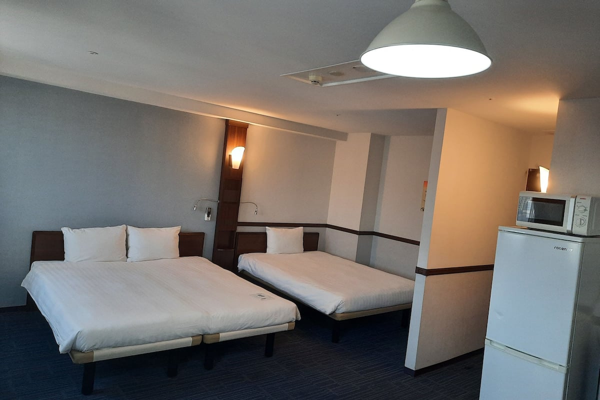deluxe twin room, non smoking | in-room safe, desk, soundproofing, iron/ironing board