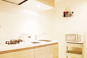 Microwave, stovetop, electric kettle, cookware/dishes/utensils