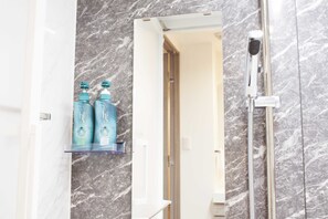 Combined shower/tub, free toiletries, slippers, electronic bidet