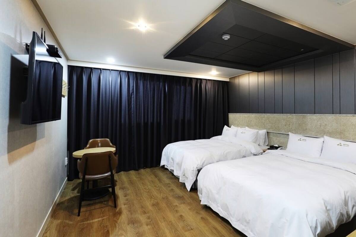 Quarto duplo família | Edredons de pluma, individualmente decorados, escrivaninha