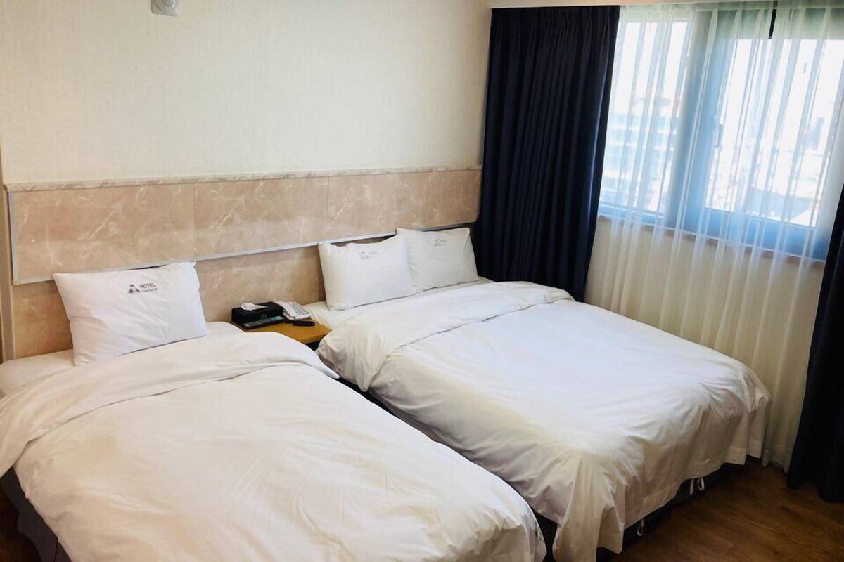 Quarto duplo luxo | Edredons de pluma, individualmente decorados, escrivaninha