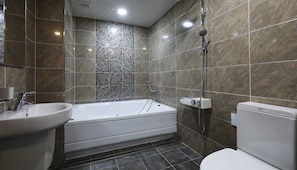 Royal Suite | Banheiro | Produtos de toalete grátis, secador de cabelo, chinelos