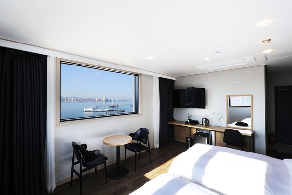 Quarto standard, vista para o mar | Edredons de pluma, individualmente decorados, escrivaninha