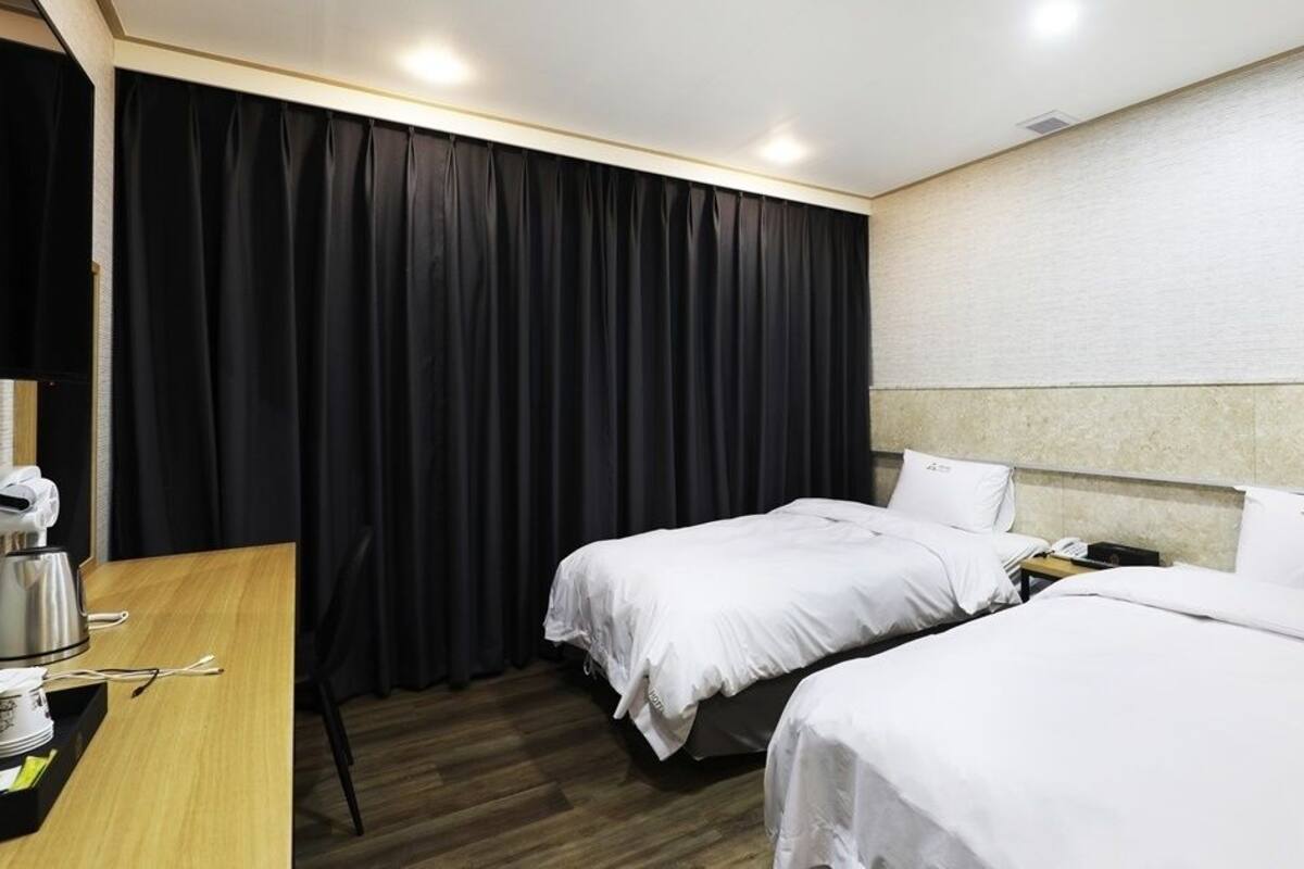 Quarto duplo standard | Edredons de pluma, individualmente decorados, escrivaninha