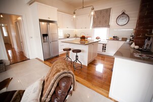 大冰箱、微波炉、烤箱、炉灶