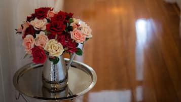 Un pasillo con una mesa que sostiene un jarrón de flores.