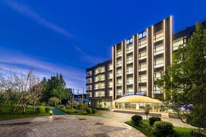 Front of property - evening/night - Manxin Beijing Yizhuang Economic Development Zone Hotel (Beijing)