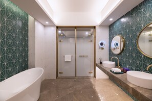 Signature-Suite | Badezimmer | Kostenlose Toilettenartikel, Haartrockner, Hausschuhe, Handtücher
