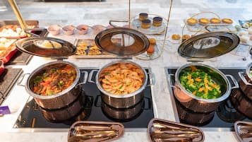 Daily buffet breakfast (CNY 48 per person)