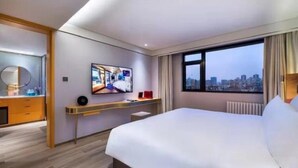 Phòng Suite có thiết kế đặc trưng | Chăn bông, nệm cao su hoạt tính (memory foam), minibar, bàn 