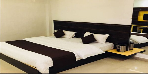 Cribs/infant beds, free WiFi - Khalsa Lake View resort (Pipariya)