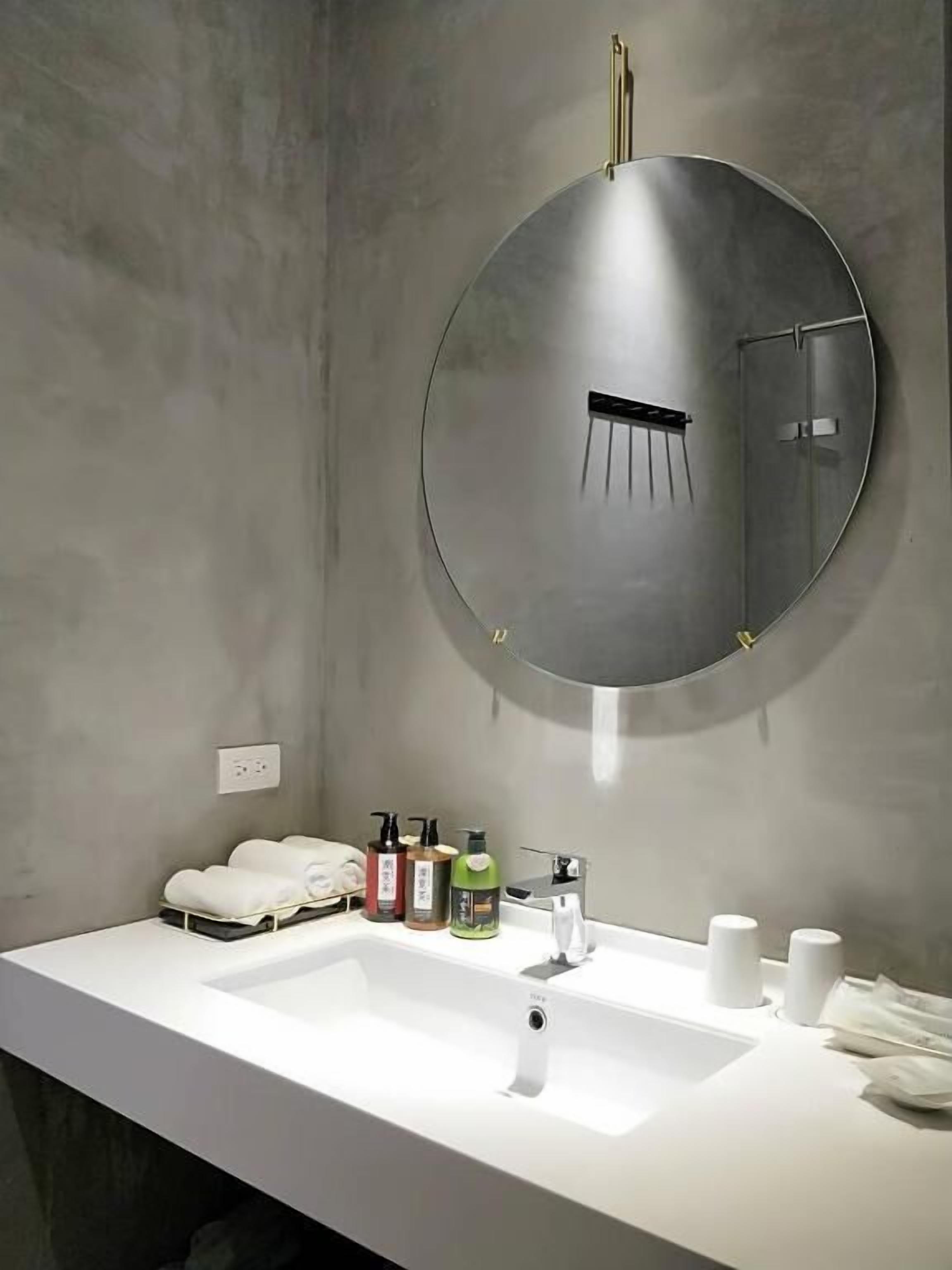 shower, free toiletries, hair dryer, slippers