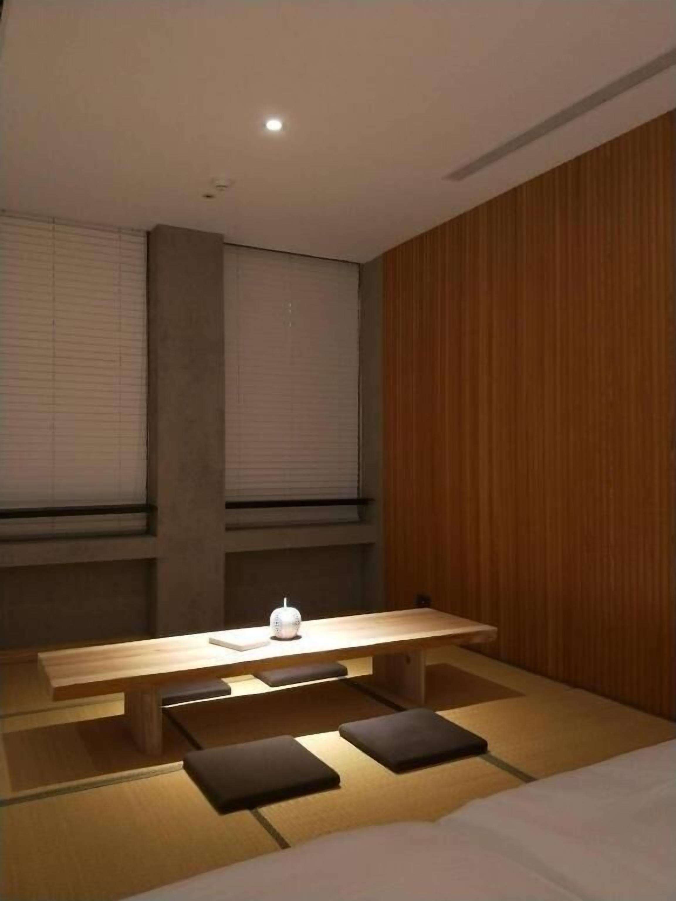 1 bedroom, desk, blackout curtains, soundproofing