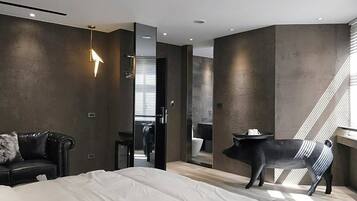 1 bedroom, desk, blackout drapes, soundproofing