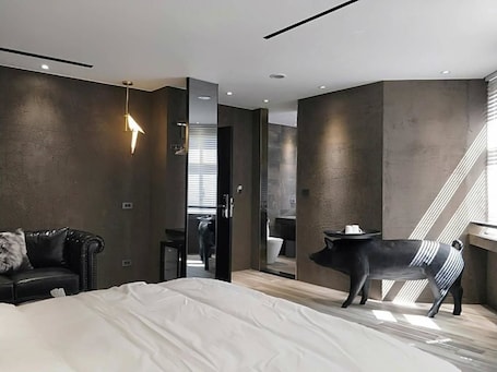 Escritorio, cortinas blackout, sistema de insonorización y wifi gratis