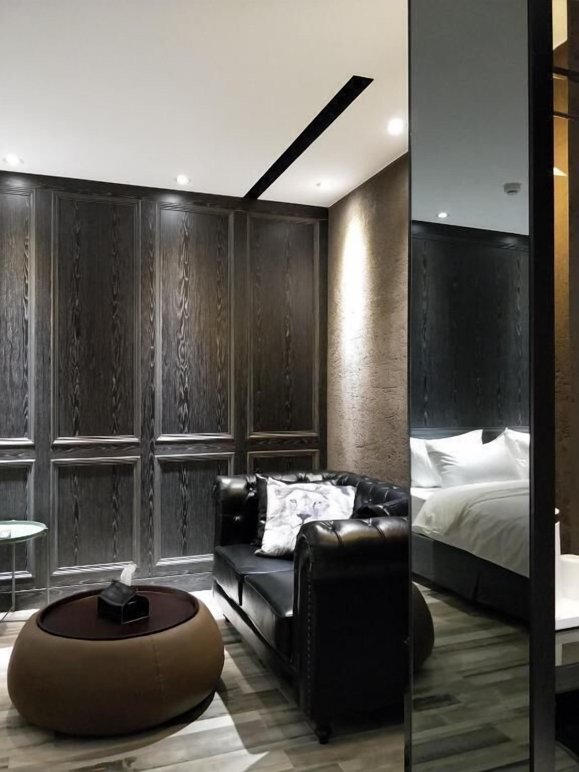 1 bedroom, desk, blackout curtains, soundproofing