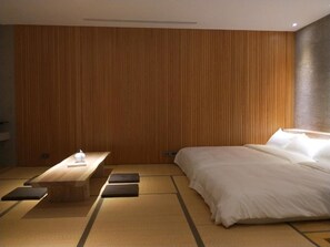 Desk, blackout drapes, soundproofing, free WiFi - Small Hotel (Luodong)