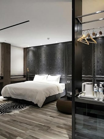 1 bedroom, desk, blackout drapes, soundproofing