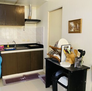 Studio Queen | Private kitchen | Stovetop, electric kettle, cookware/dishes/utensils - Ella's Kassel Residenses (Parañaque)