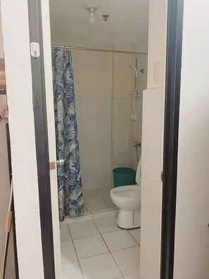 Deluxe Studio, 1 Double Bed | Bathroom | Shower, free toiletries, slippers - Ella's Kassel Residenses (Parañaque)