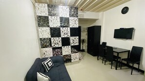 Deluxe Studio, 1 Double Bed | In-room dining - Ella's Kassel Residenses (Parañaque)