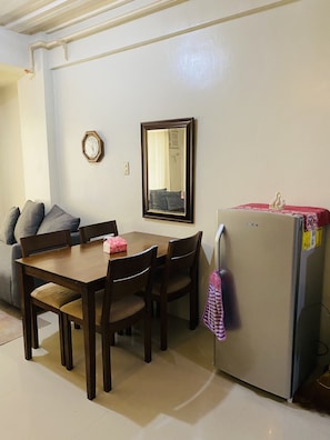 Studio Queen | Living area | Flat-screen TV - Ella's Kassel Residenses (Parañaque)