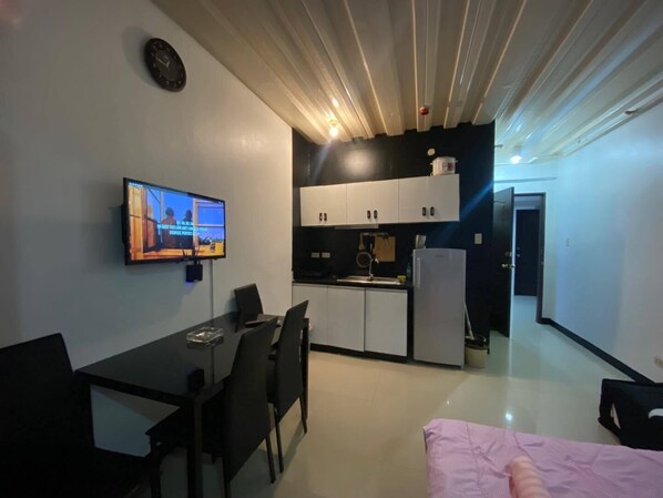 Deluxe Studio, 1 Double Bed | Living area | Flat-screen TV - Ella's Kassel Residenses (Parañaque)