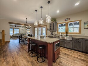 المنشأة من الداخل