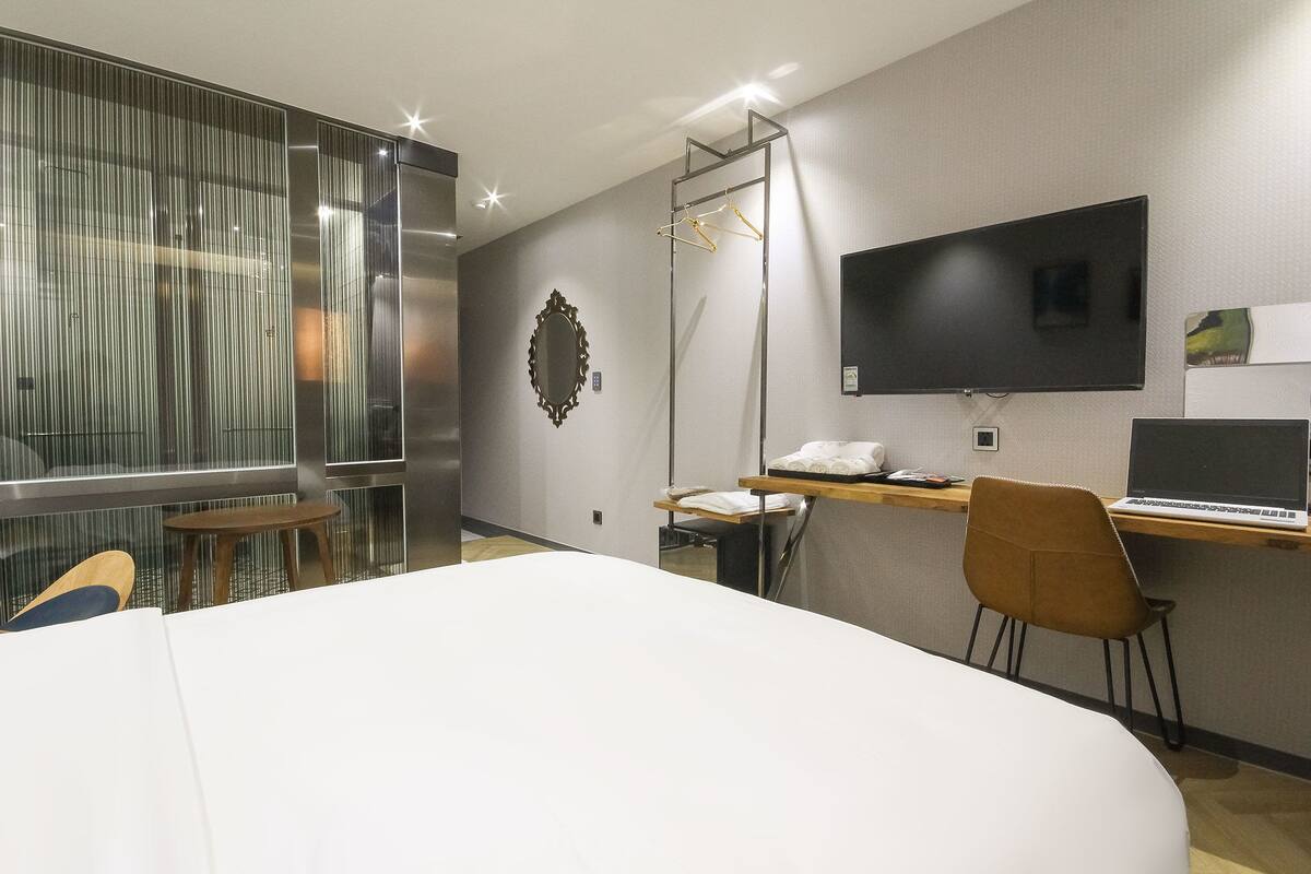 memory-foam beds, blackout curtains, free wifi, bed sheets