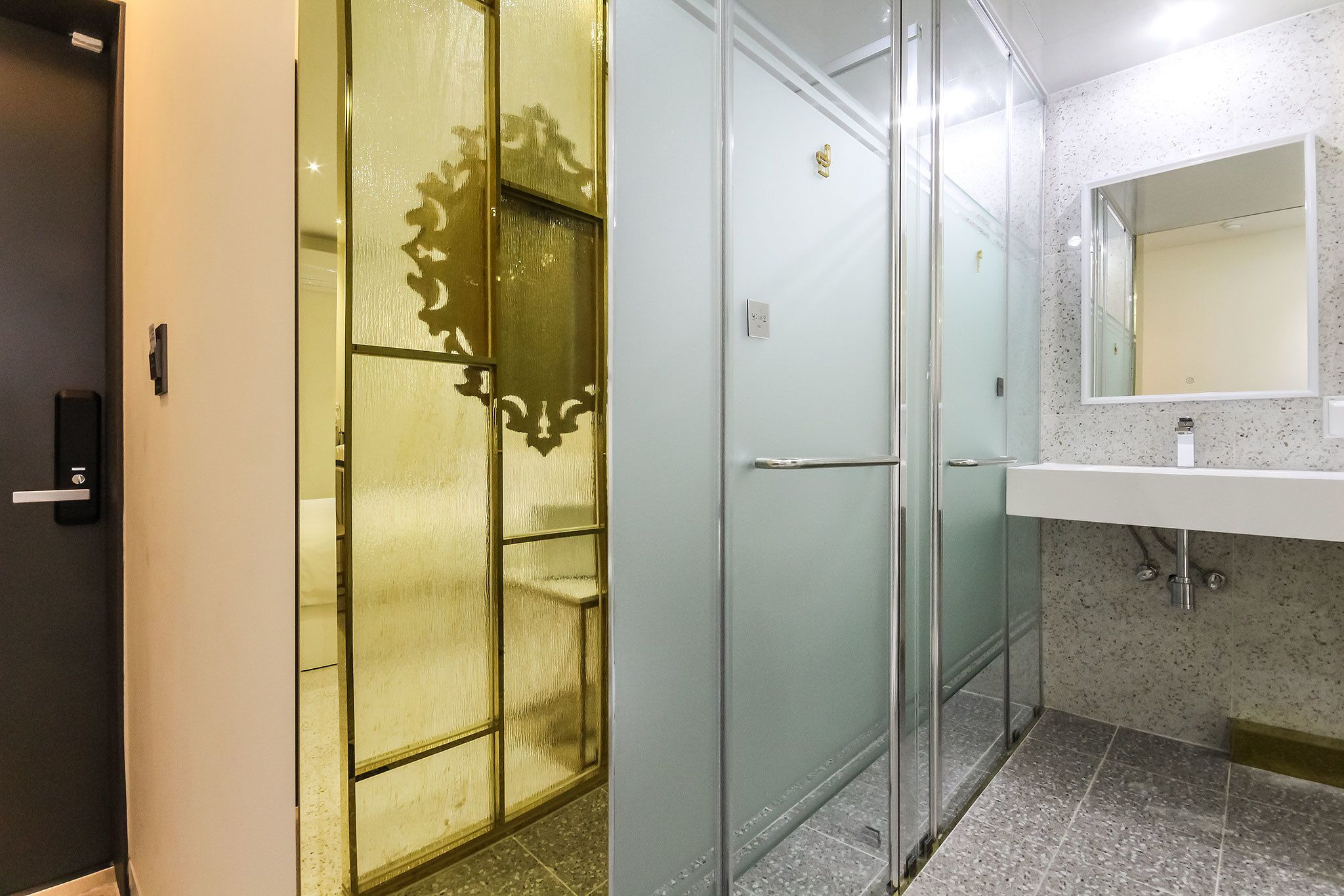 deluxe double room | bathroom | free toiletries, hair dryer, bathrobes, slippers