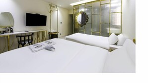 A hotel room with a bed, a desk, a chair, a television, and a mirror. - Hotel The Vizit Jeonju (Jeonju)
