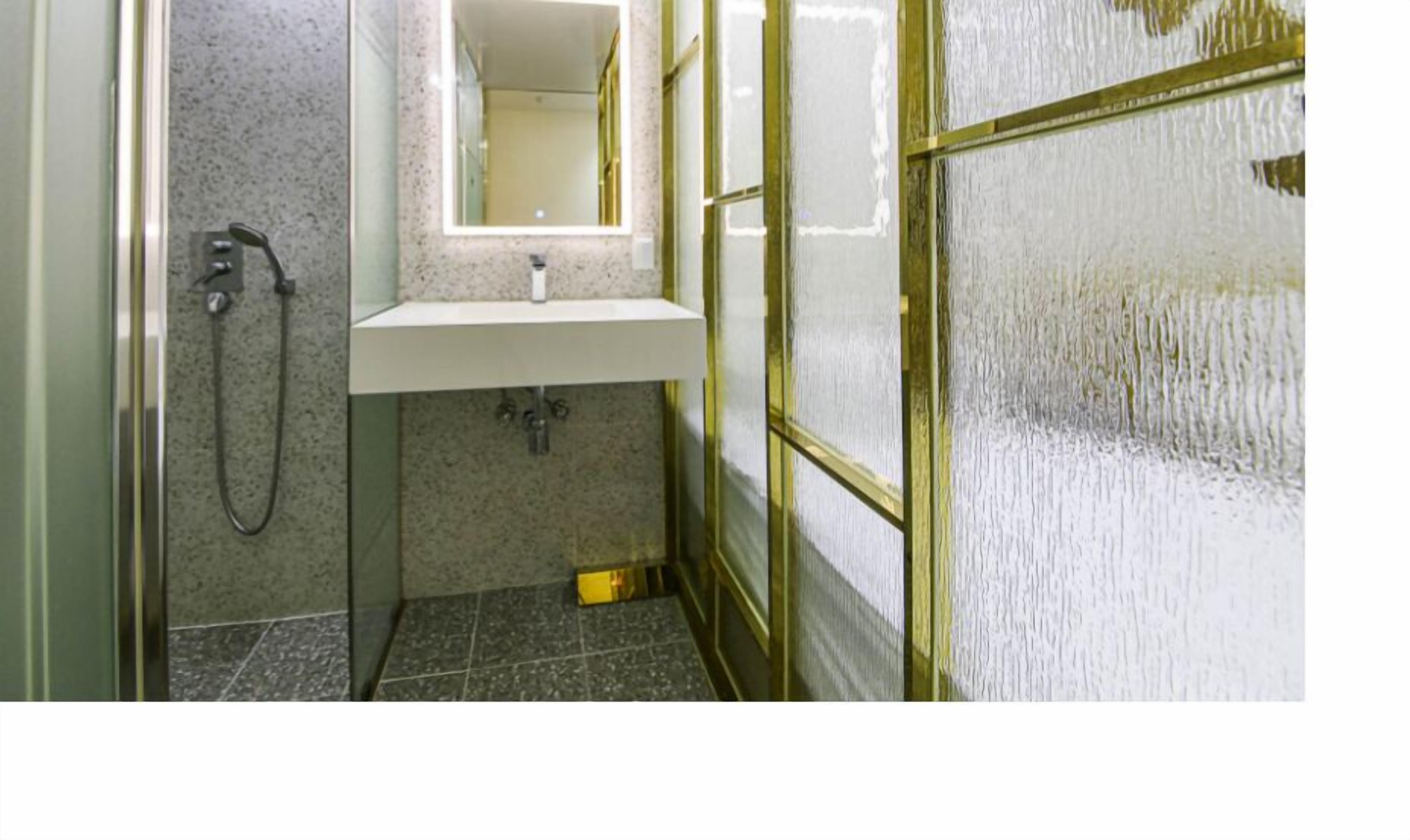 deluxe twin room | bathroom | free toiletries, hair dryer, bathrobes, slippers