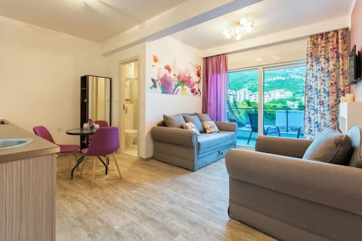Studio (Orchid) | Living room | Flat-screen TV
