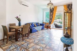 Luxury-Apartment, 2 Schlafzimmer, Whirlpool (Morocco) | 2 Schlafzimmer, individuell dekoriert, Bügeleisen/Bügelbrett, Babybetten