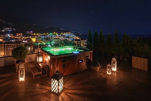 مغطس بمضخات للمياه