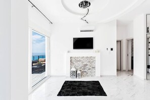 بديكورات فريدة لكل غرفة ومكواة/لوح كي وأسرّة أطفال/رضّع