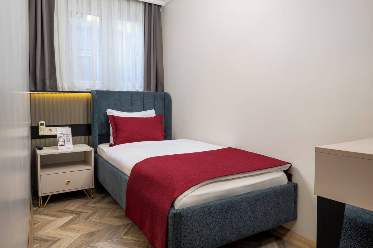 Standard Single Room | Langsir/tirai gelap terus, seterika/papan seterika, Wi-fi percuma 