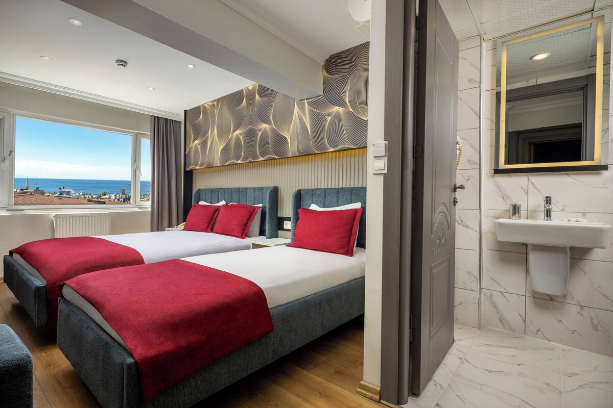 Standard Triple Room, Sea View | Langsir/tirai gelap terus, seterika/papan seterika, Wi-fi percuma 