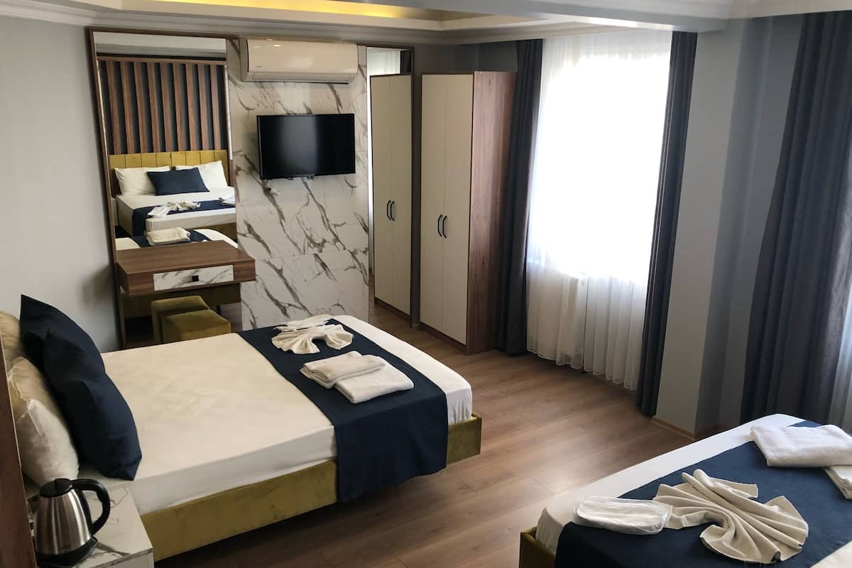 Familierom | Blendingsgardiner, strykejern/-brett, wi-fi (inkludert) og sengetøy